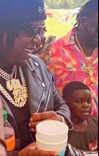 archontici's tweet photo. @shannonsharpeee He looking at that cup like you up next https://t.co/6BuJRKmteT