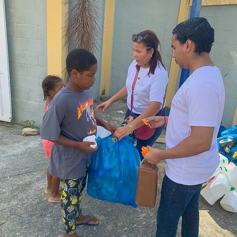 MinInteriorRD's tweet photo. 🙌🌴 ¡El Festival del Coco 2023 en Nagua ha sido un gran éxito! 🌴🥳
Junto a @InespreRD llevamos a cabo una iniciativa brillante y solidaria en Las 500 de Nagua. 🌍💫
Con el programa #MipVerde, logramos intercambiar plásticos por raciones alimenticias, brindando alivio a quienes lo necesitan mientras promovemos la sostenibilidad y el cuidado de nuestro planeta. 🔄🥫♻️🌏
Gracias a todos los que participaron en este programa tan importante. ¡Juntos, estamos haciendo una diferencia! 👏🎉
#FestivalDelCoco2023 #Nagua #Inespre #InterioryPolicíaRD #PlásticosPorComida #Reciclaje #Sostenibilidad