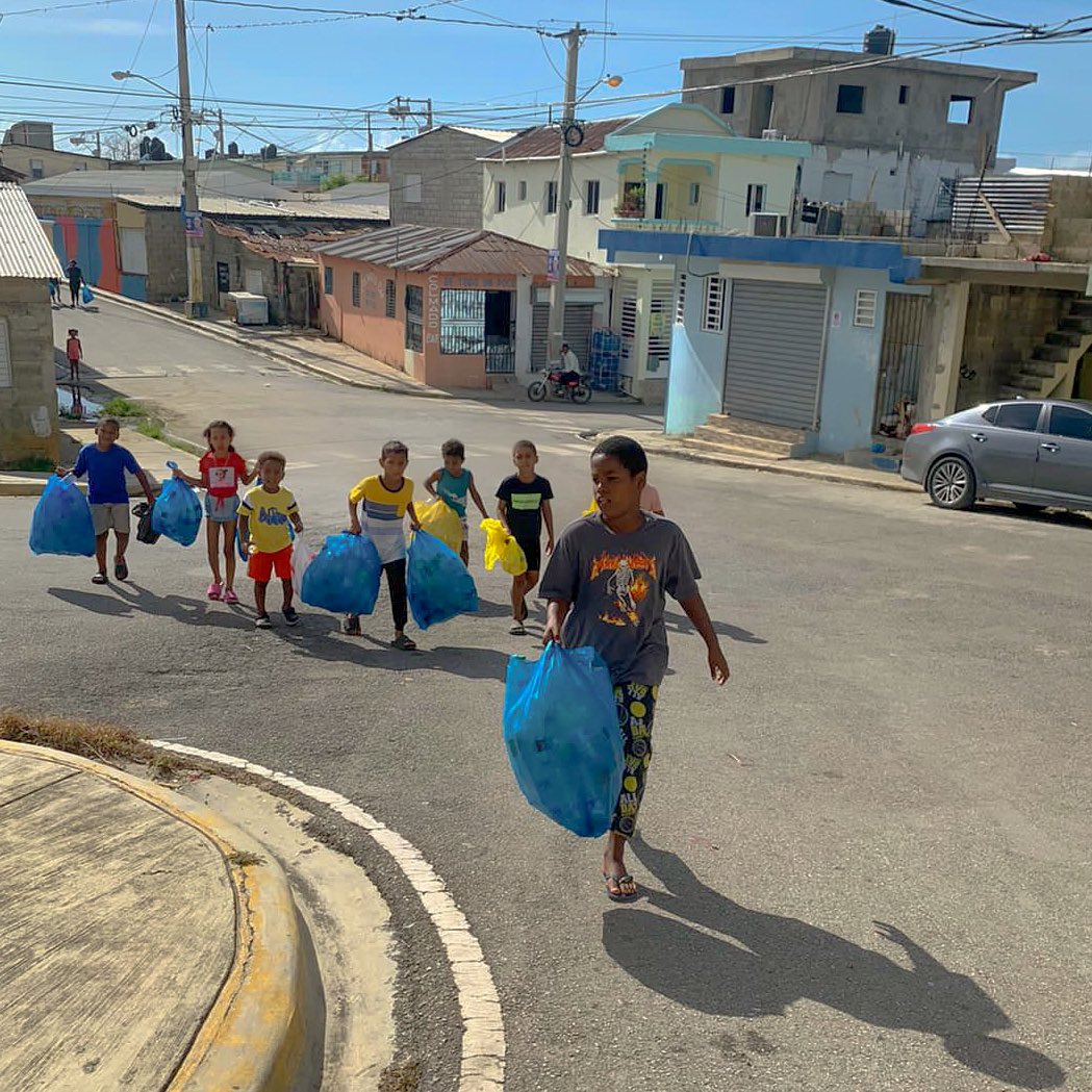 MinInteriorRD's tweet photo. 🙌🌴 ¡El Festival del Coco 2023 en Nagua ha sido un gran éxito! 🌴🥳
Junto a @InespreRD llevamos a cabo una iniciativa brillante y solidaria en Las 500 de Nagua. 🌍💫
Con el programa #MipVerde, logramos intercambiar plásticos por raciones alimenticias, brindando alivio a quienes lo necesitan mientras promovemos la sostenibilidad y el cuidado de nuestro planeta. 🔄🥫♻️🌏
Gracias a todos los que participaron en este programa tan importante. ¡Juntos, estamos haciendo una diferencia! 👏🎉
#FestivalDelCoco2023 #Nagua #Inespre #InterioryPolicíaRD #PlásticosPorComida #Reciclaje #Sostenibilidad