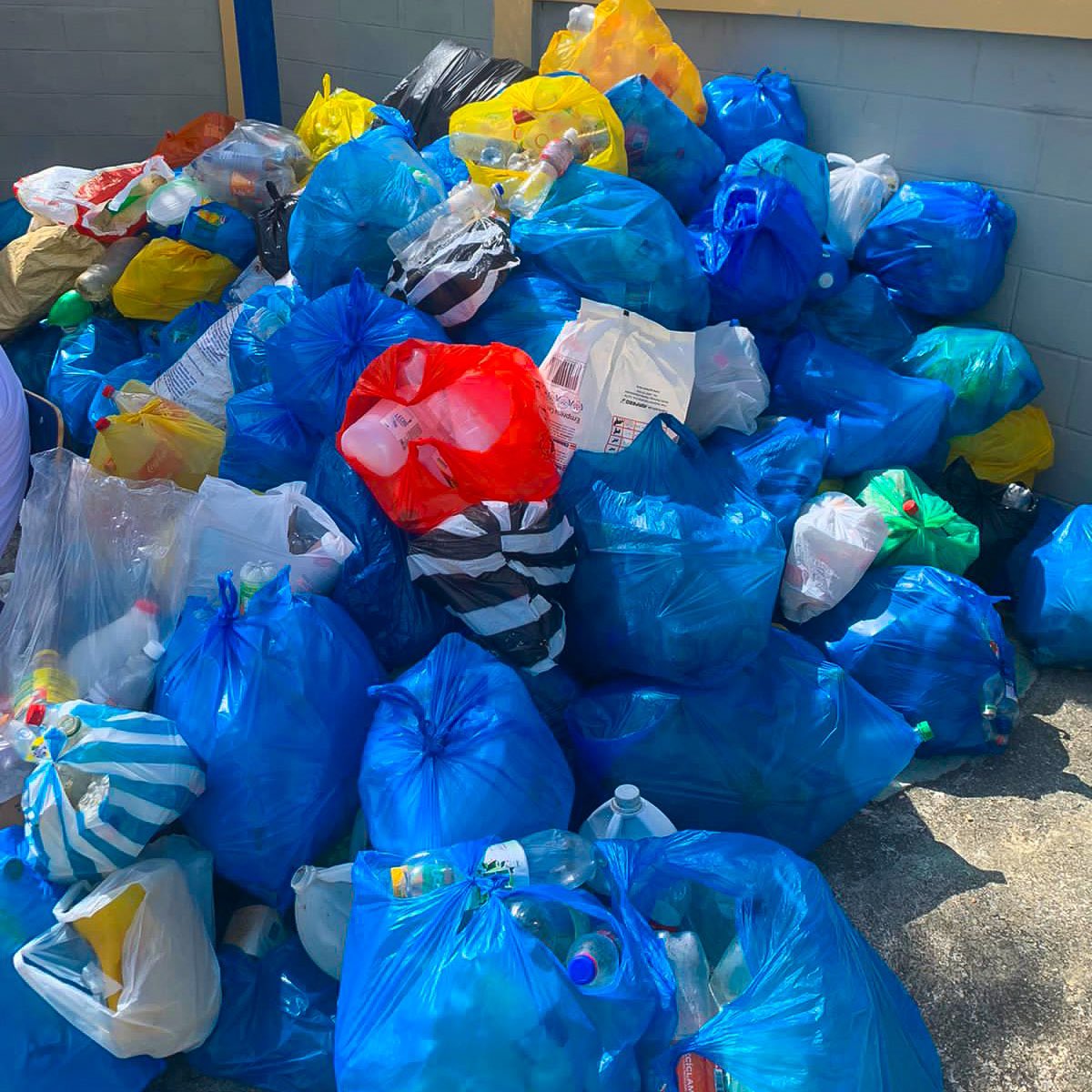 MinInteriorRD's tweet photo. 🙌🌴 ¡El Festival del Coco 2023 en Nagua ha sido un gran éxito! 🌴🥳
Junto a @InespreRD llevamos a cabo una iniciativa brillante y solidaria en Las 500 de Nagua. 🌍💫
Con el programa #MipVerde, logramos intercambiar plásticos por raciones alimenticias, brindando alivio a quienes lo necesitan mientras promovemos la sostenibilidad y el cuidado de nuestro planeta. 🔄🥫♻️🌏
Gracias a todos los que participaron en este programa tan importante. ¡Juntos, estamos haciendo una diferencia! 👏🎉
#FestivalDelCoco2023 #Nagua #Inespre #InterioryPolicíaRD #PlásticosPorComida #Reciclaje #Sostenibilidad