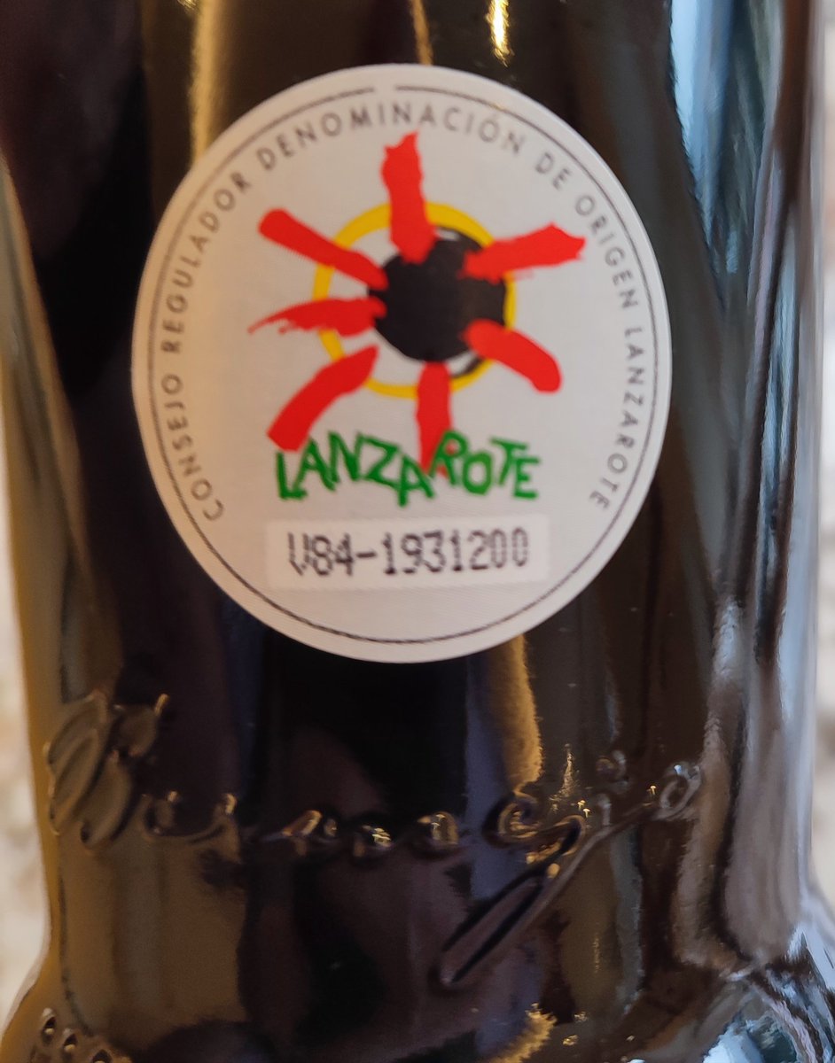 Sunday roast beef dinner from @juliadarwen A Listan Negro from @vinoslanzarote made by carbonic maceration at Bodegas Los Bermejos is just right for dinner this evening