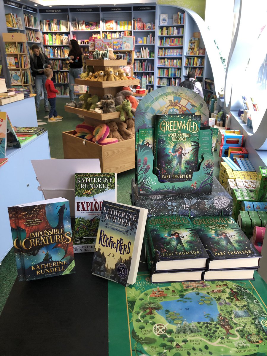 PariThomson's tweet photo. I was in Oxford this weekend and I was so delighted to see #Greenwild in @WaterstonesOxf and @blackwelloxford. Just look at this magical tree in the Westgate centre Blackwell’s! Thank you for letting me sign copies, lovely booksellers! 🌿✨
🎨@elisaupsidedown 
📚@MacmillanKidsUK https://t.co/3pp8zobcnN