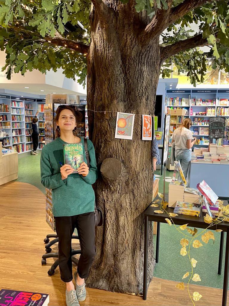 PariThomson's tweet photo. I was in Oxford this weekend and I was so delighted to see #Greenwild in @WaterstonesOxf and @blackwelloxford. Just look at this magical tree in the Westgate centre Blackwell’s! Thank you for letting me sign copies, lovely booksellers! 🌿✨
🎨@elisaupsidedown 
📚@MacmillanKidsUK https://t.co/3pp8zobcnN