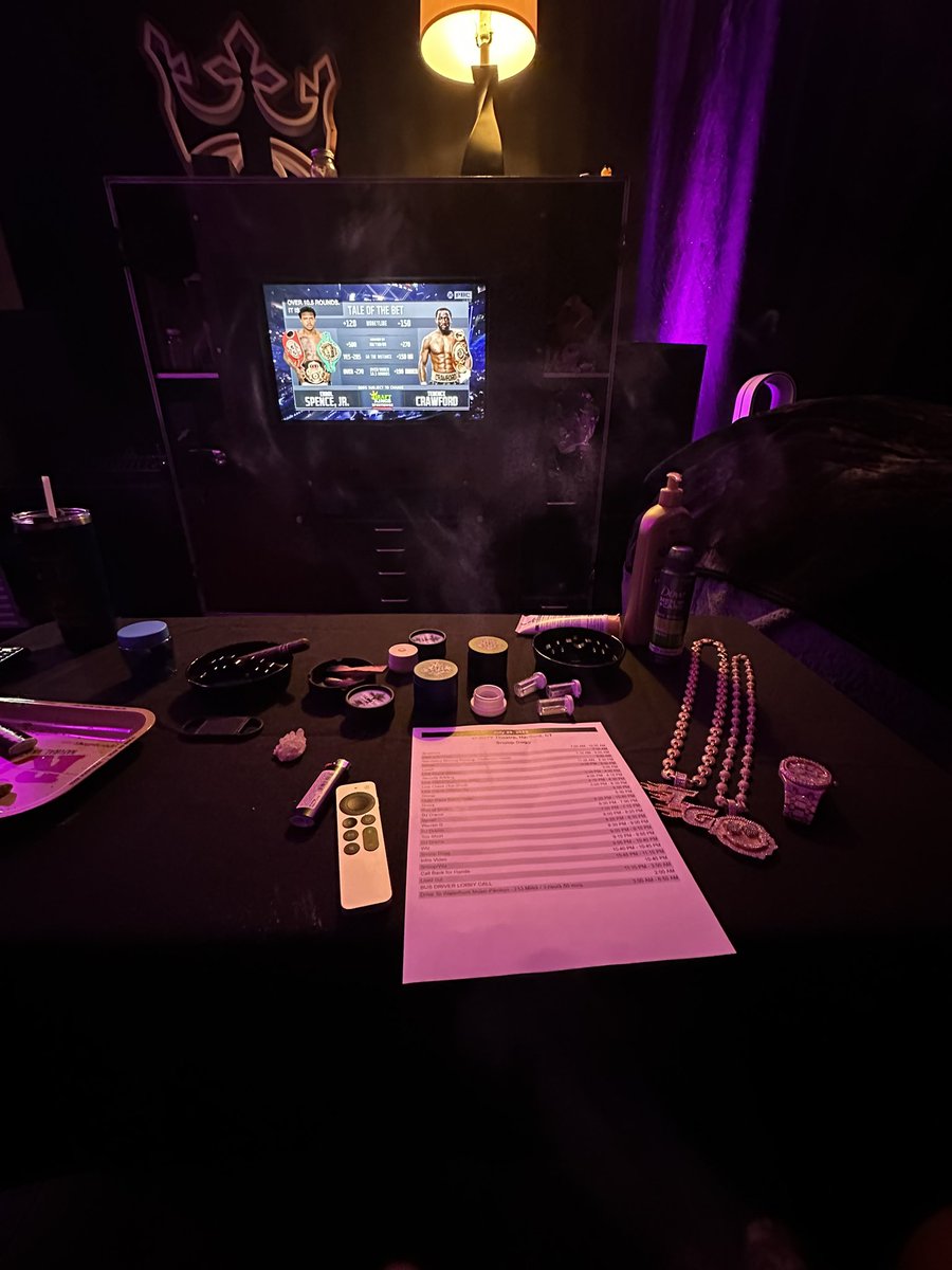 wizkhalifa's tweet photo. Got the fight on while i do the show. https://t.co/BEhLT27vv4