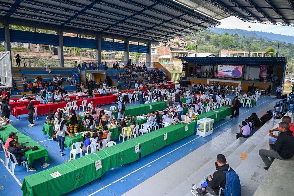 Bravoarthur's tweet photo. La Escuela Itinerante Intercultural de #turismoindígena es un proceso pionero en Colombia, donde las autoridades y cabildos indígenas podrán formarse, desde su Gobierno propio, en gobernanza del turismo, con experiencias itinerantes en diversos resguardos del territorio nacional. https://t.co/k2QGuiAPmN