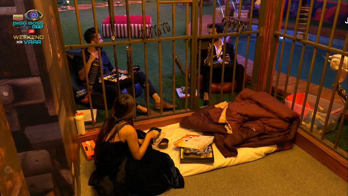 BhaviPaharia's tweet photo. They're still eating together. I'm so damn happy for them. Everyone's against them bcs they're jealous of their friendship. 

#BiggBossOTT2 #BBOTT2 #ElvishYadav #ElvishArmy #ElvishIsTheBoss #Fukralnsaan #AbhishekMalhan #ManishaRani https://t.co/D8hWikAd1P