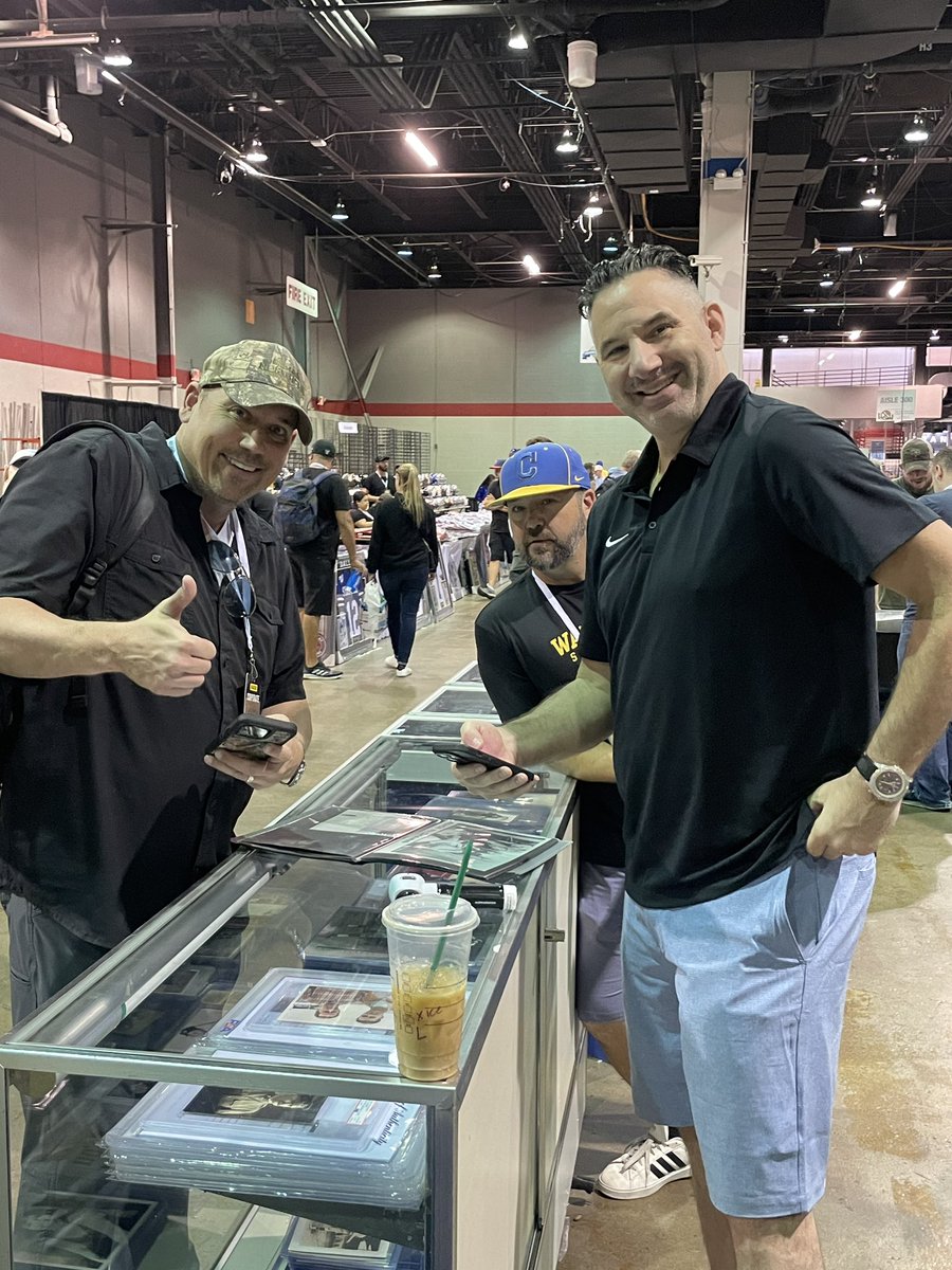_ManOnTheRock_'s tweet photo. Photos bringing people together 📸🎞️🤝 #nscc23 #vintagephotography #vintagephoto #psa #type1photo #thehobby #whodoyoucollect https://t.co/B49RXQDQE2