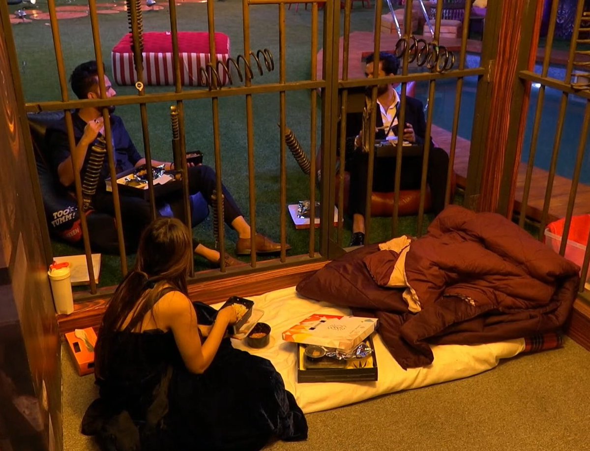 Satrangee_re's tweet photo. Trio are together, boys r making her understand where she is going so wrong tht everything is going against her, getting targeted by the contestants/SK n now in jail.

Loved how they calmly explained her,hope she understands❤️

#abhisha #manisharani #abhishekmalhan #evlishyadav https://t.co/ucv43jkKSr