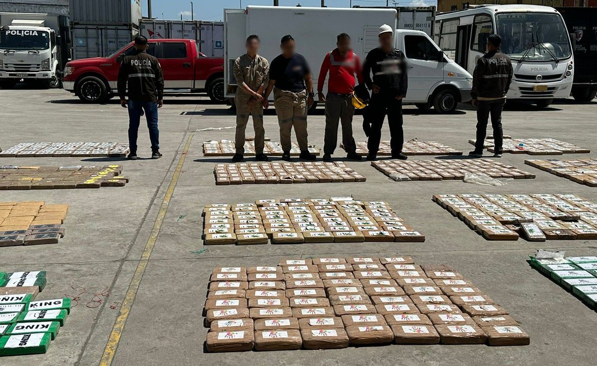 CmdtPoliciaEc's tweet photo. El rápido y eficaz trabajo de nuestras unidades esta madrugada, permitió incautar tras registro a un contenedor, 1.300 paquetes de cocaína en uno de los puertos de #GYE, que tendría como destino Reino Unido.

 4 personas aprehendidas por este ilícito.

En desarrollo... https://t.co/6syGXvCgWo