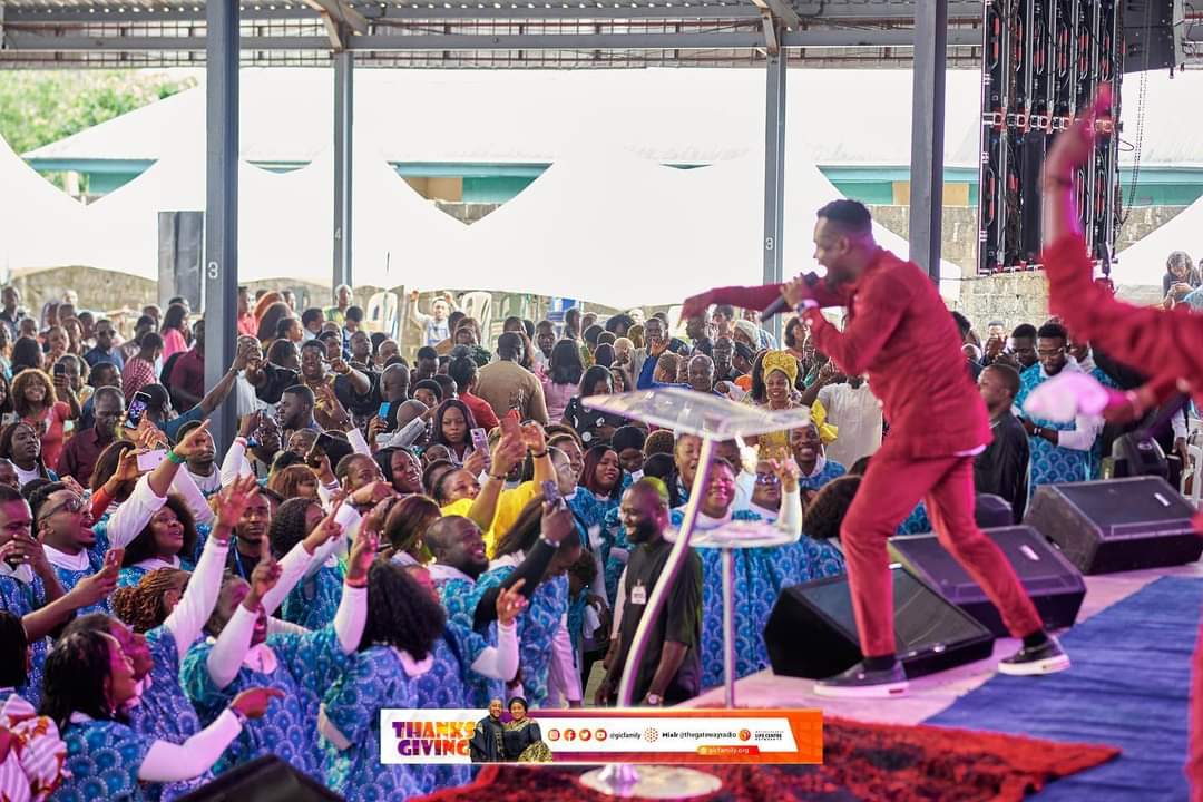 GICfamily's tweet photo. Min. M & Revelation @mystermiracle ushered us into deeper realms of praise & Worship @ our July Thanksgiving Service. We sang & gave God our dancest dance!
#gicfamily
#julythanksgiving
#sundaysatgateway https://t.co/r6Efl8oPuo