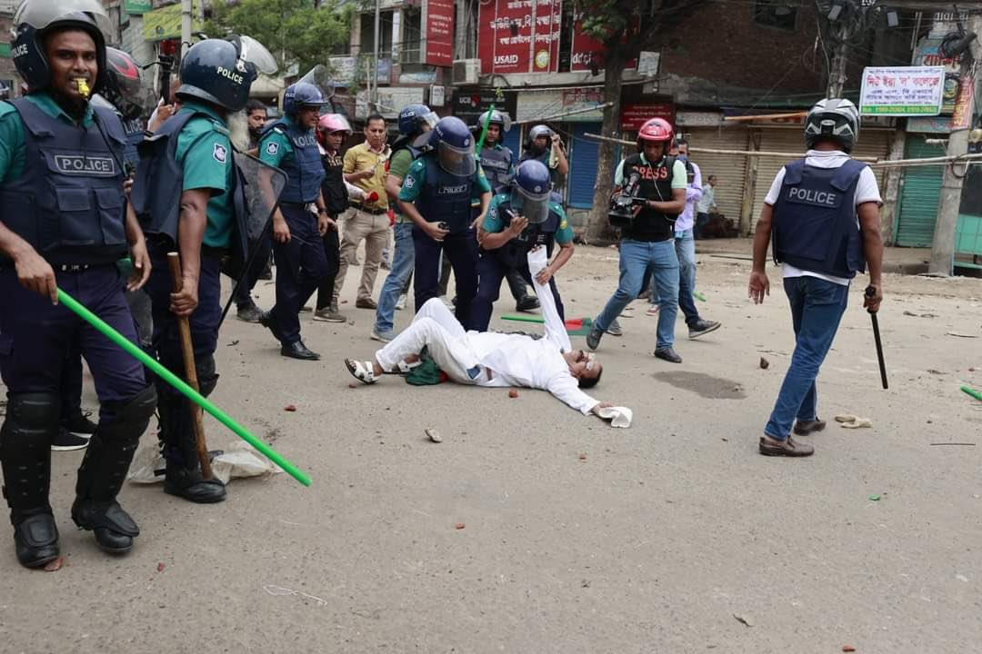 _iamahr_'s tweet photo. #StepDownHasina
#RestoreCareTakerGovt
#TakeBackBangladesh https://t.co/puZZj48DMk