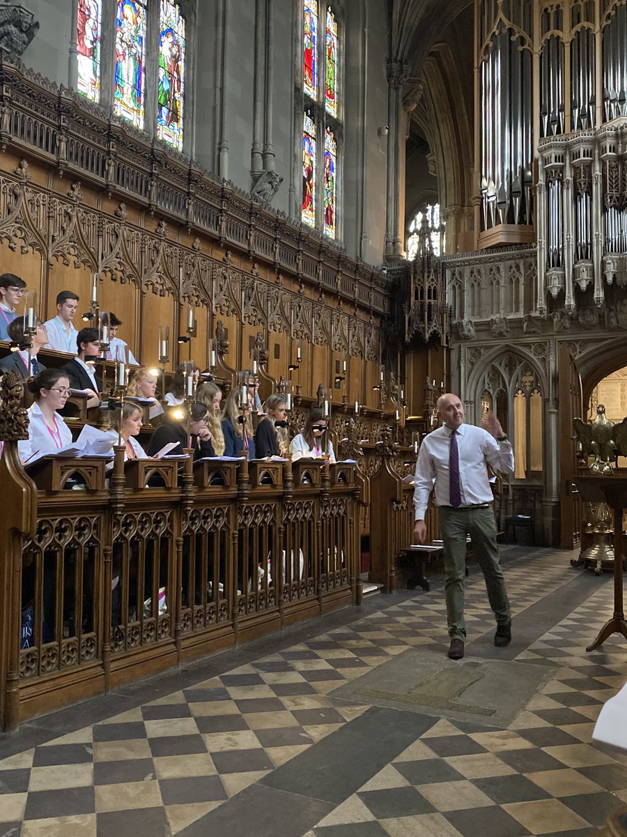 rodolfusfound's tweet photo. Lovely to be welcomed to Magdalen College Oxford for evensong today. Was a pleasure to be led by Mark Williams accompanied by Donal McCann on organ. #rodolfusfoundation #rodolfuschoir #rodolfuschoralcourses #rodolfus #choralmusic #choraleducation #choir #choirmusic #music https://t.co/g7BGkoFojn