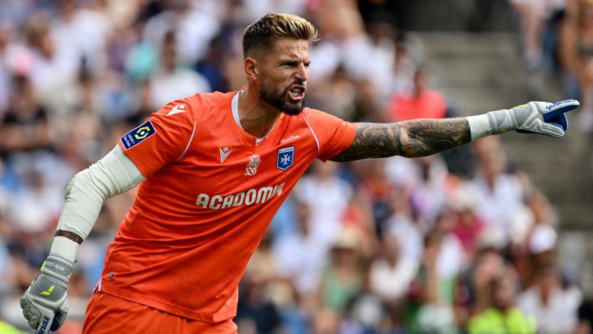 _TweetFoot_'s tweet photo. 🚨Signature imminente de Benoît Costil au Salernitana 🇮🇹

(L'equipe) https://t.co/xak1cGqW4P