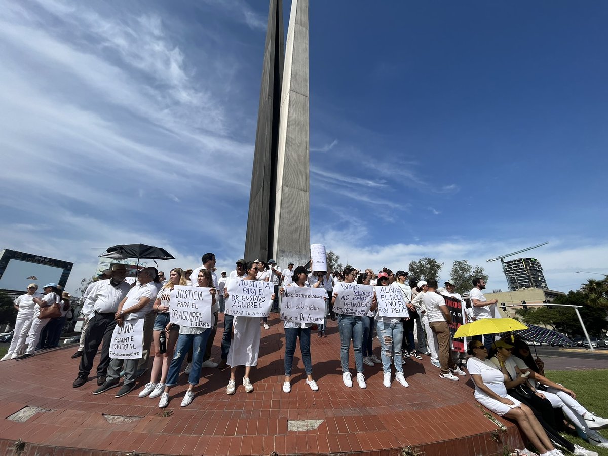 El gremio de anestesiólogos de Tijuana lleva a cabo una manifestación pacífica en la glorieta de Las Tijeras.

El motivo es un proceso penal en contra de Gustavo Aguirre, anestesiólogo de Los Cabos, Baja California Sur, a quien se le acusa de traficar fentanilo.