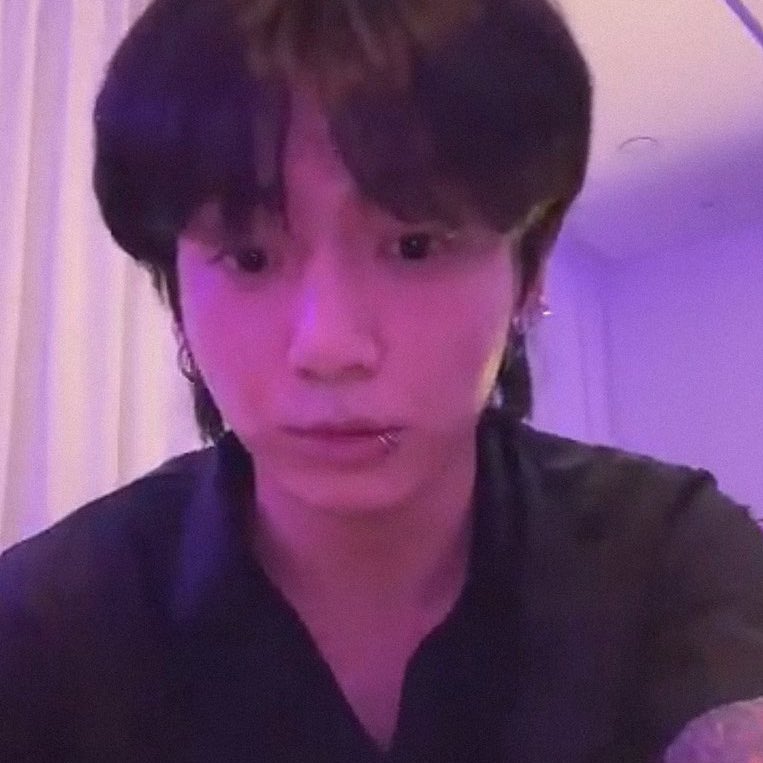 vminiecats's tweet photo. — #JUNGKOOK habló sobre cómo #TAEHYUNG fue a apoyarlo al programa de Inkigayo. 

🐰 “Taehyung hyung vino al programa de música para apoyarme. Vino antes de la pre grabación, yo estaba en el escenario y de repente army comenzó a gritar fuerte, y de repente taehyungie hyung subió + https://t.co/PECv4acUEG