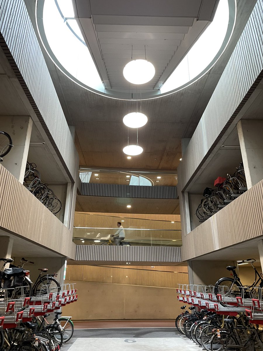 mich_ochsner's tweet photo. More Dutch cycling infrastructure. The bike storage at Utrecht central station is truly impressive 🚲 https://t.co/kWNaBl5VMP