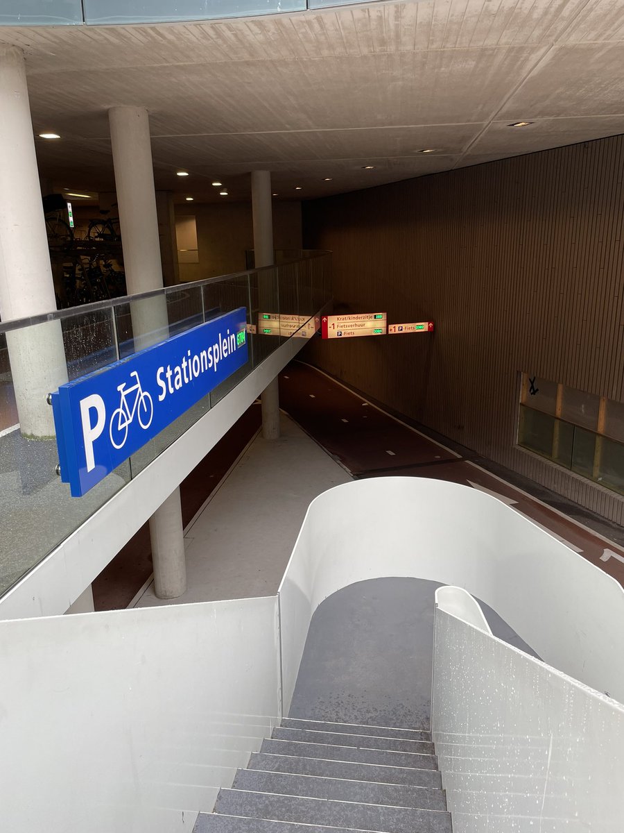 mich_ochsner's tweet photo. More Dutch cycling infrastructure. The bike storage at Utrecht central station is truly impressive 🚲 https://t.co/kWNaBl5VMP