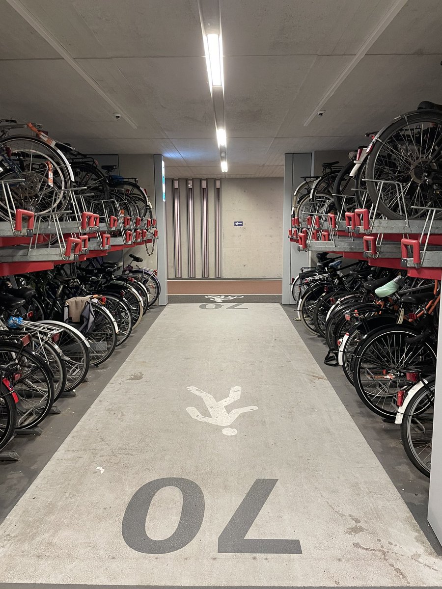 mich_ochsner's tweet photo. More Dutch cycling infrastructure. The bike storage at Utrecht central station is truly impressive 🚲 https://t.co/kWNaBl5VMP