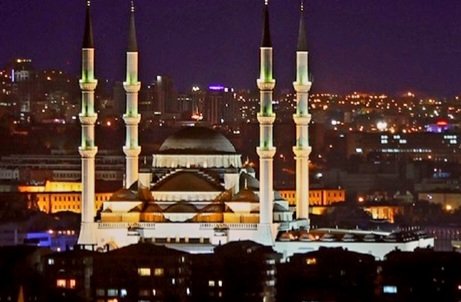 Geceye dair son Söz

Bize bizden başka 
düşman olmaz
Biz kendimize 
düşmanlıkta İlk 
Sırayı alırız
Bizden 
gayrı düşman 
Bedeni binaya
Nişan alırken 
Biz içten yıkıma 
başlarız
Zira
İçerde çöküş 
başlayınca
Zamanla bedeni 
bina da Yıkılacaktır
En büyük düsman
Kararsızlıktır
Dert