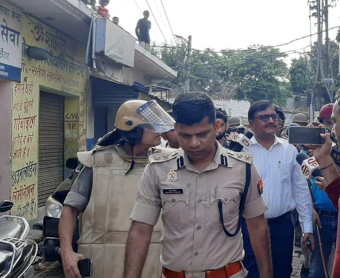 बरेली में कुछ कांवड़िए हंगामा कर रहे थे। एसएसपी प्रभाकर चौधरी पुलिस बल के साथ पहुंचे। समझाने की कोशिश की। कांवड़िए नहीं माने। पुलिस ने लाठी चार्ज कर दिया। 

प्रभाकर कहते हैं कि कुछ कांवड़िए नशे में थे। उनके पास हथियार थे। माहौल खराब हो सकता था। 

प्रभाकर अपने आवास नहीं पहुंचे
