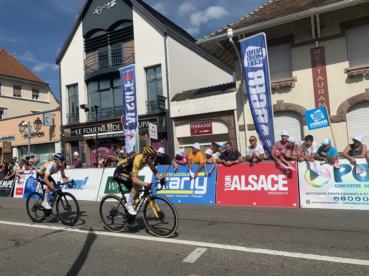 Prefet68's tweet image. 🚴Arrivée de la dernière étape du @TourAlsace 
Jacky Hautier, sous-préfet de Thann-Guebwiller s'est rendu à #Cernay afin de féliciter les coureurs 
👏Bravo aux élus et acteurs du territoire pour l’organisation de cet événement ainsi qu'à tous les acteurs qui assurent la sécurité