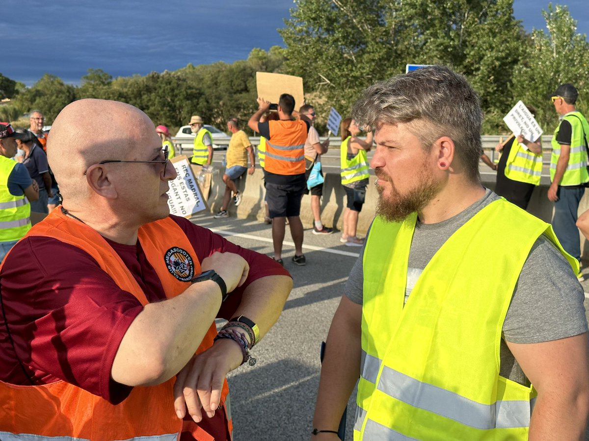 llagosteraldia's tweet photo. 📣Som a la manifestació que talla la @transitc35 per donar suport als veïns de #SelvaBrava i #FonBona que pateixen els constants talls en el subministrament d’aigua potable per part de #RecMadral 

Hi som amb representants polítics de tots els partits amb representació municipal https://t.co/o8RhnVMibH