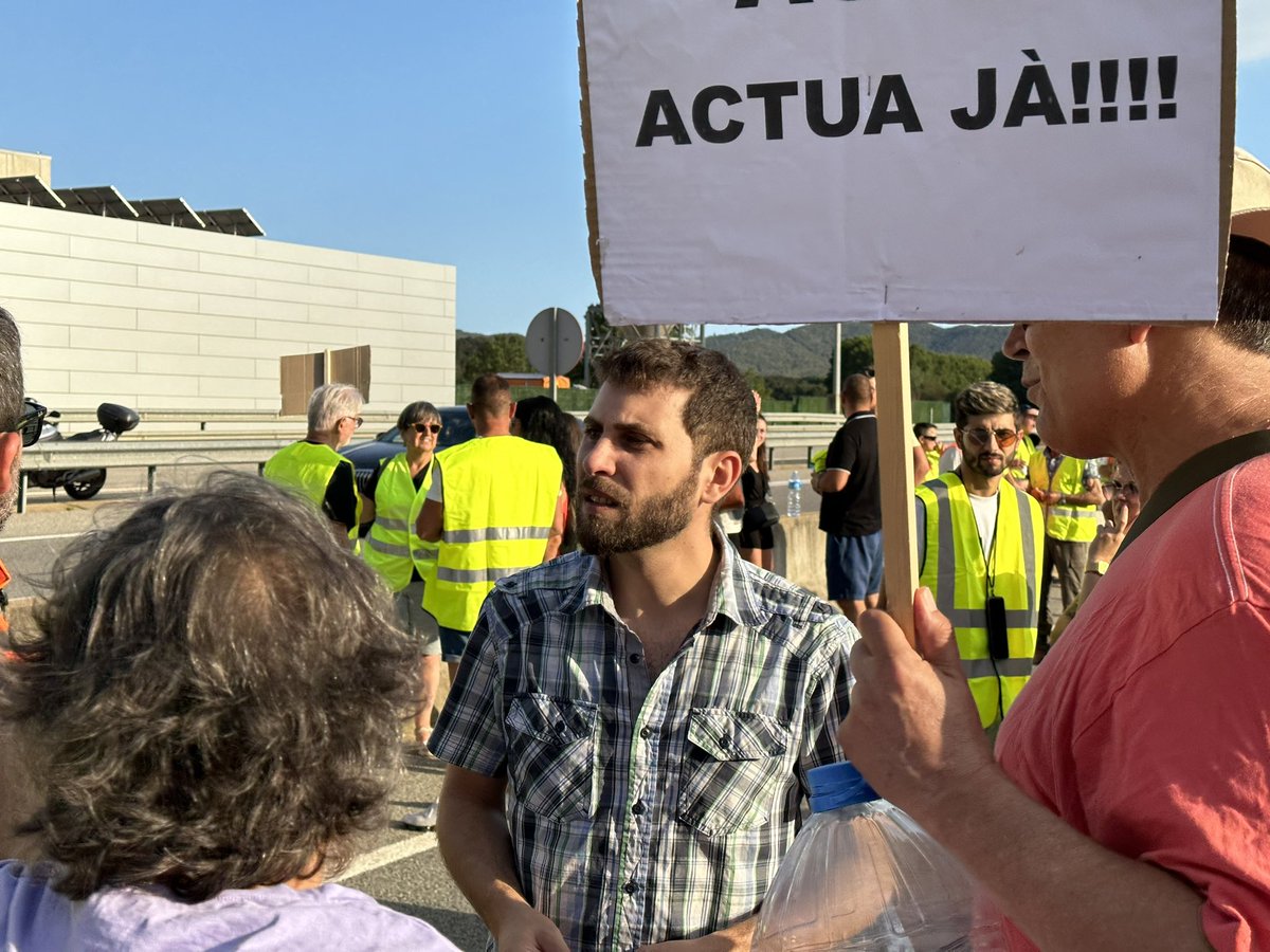 llagosteraldia's tweet photo. 📣Som a la manifestació que talla la @transitc35 per donar suport als veïns de #SelvaBrava i #FonBona que pateixen els constants talls en el subministrament d’aigua potable per part de #RecMadral 

Hi som amb representants polítics de tots els partits amb representació municipal https://t.co/o8RhnVMibH