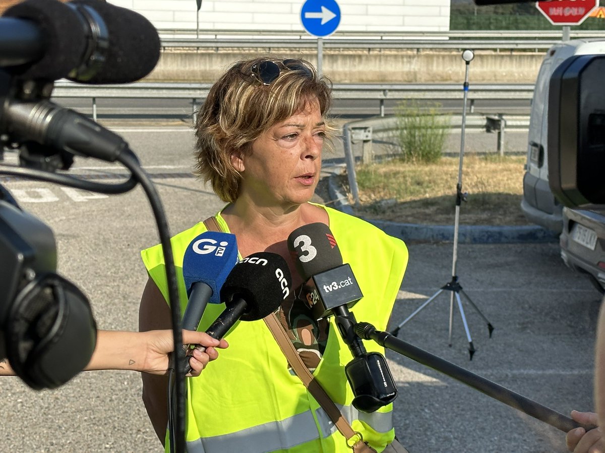 llagosteraldia's tweet photo. 📣Som a la manifestació que talla la @transitc35 per donar suport als veïns de #SelvaBrava i #FonBona que pateixen els constants talls en el subministrament d’aigua potable per part de #RecMadral 

Hi som amb representants polítics de tots els partits amb representació municipal https://t.co/o8RhnVMibH