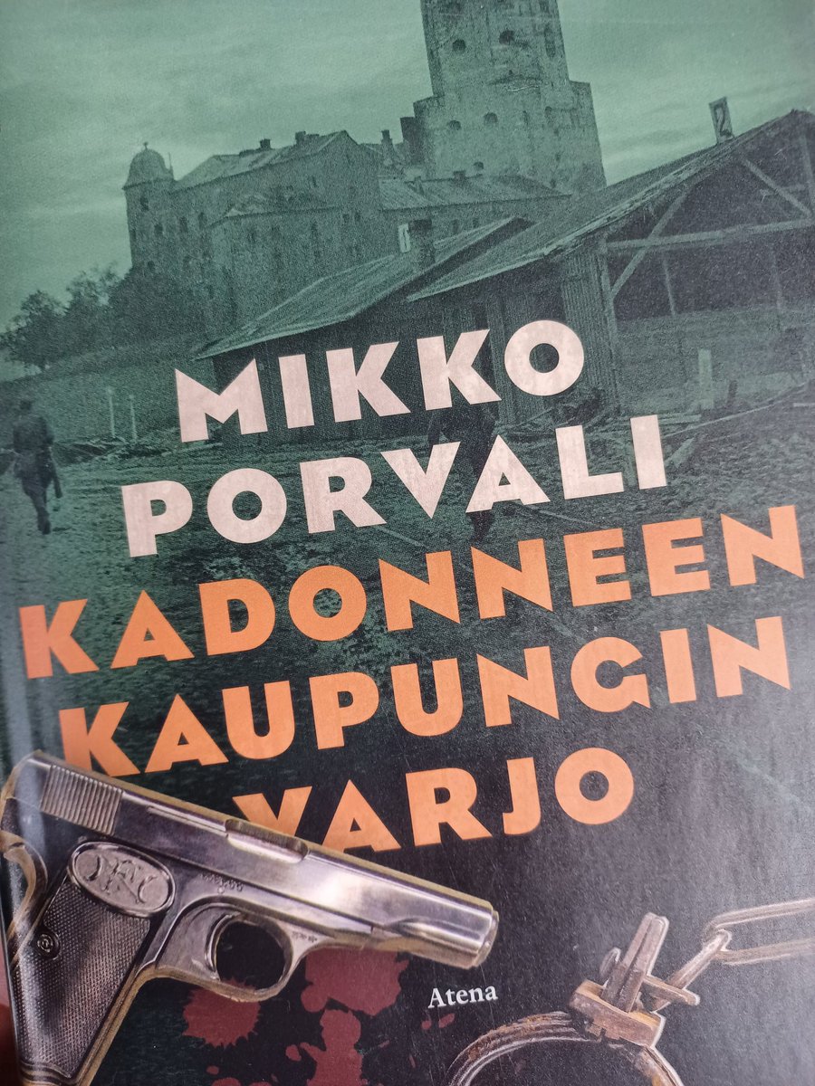 Kesäloman loppua on pitänyt otteessaan Mikko Porvalin kiehtovan hyvä Karelia noir -jännitystrilogia 20-40-lukujen #Viipuri'sta. Hyvän tarinan ja uskottavan ajankuvan lisäksi mukaan mahtuu sellaisiakin #arkisto'ihin palautuvia tietoja, jotka muistan ajaltani tietopyyntötehtävissä.