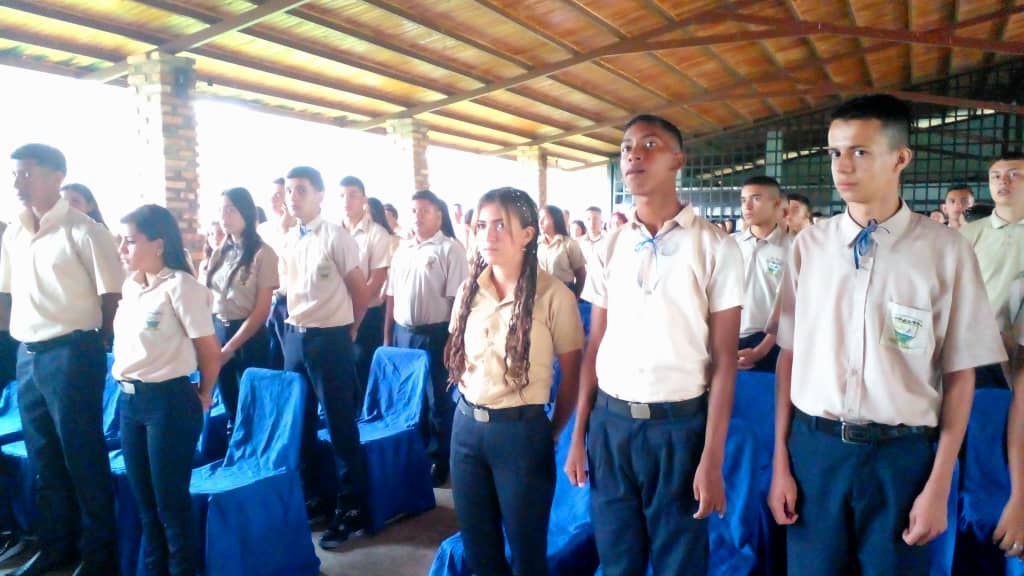 ¡Celebramos el acto de grado de la promo XV del Liceo Nacional Cipriano Castro de Vega de Aza! El pasado 28 de julio, los graduados recibieron su título con orgullo y emoción. ¡Felicidades a todos los que hicieron posible este gran día! 🎓👏 #PromoXV #LiceoCiprianoCastro #Tachira