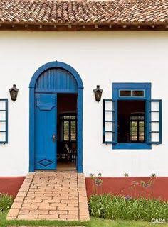 hibiscorubro's tweet photo. minha favorita é essa mistura de parede branca com porta e janela azul escuro com telhadinho laranja https://t.co/DP8dfkb2qP