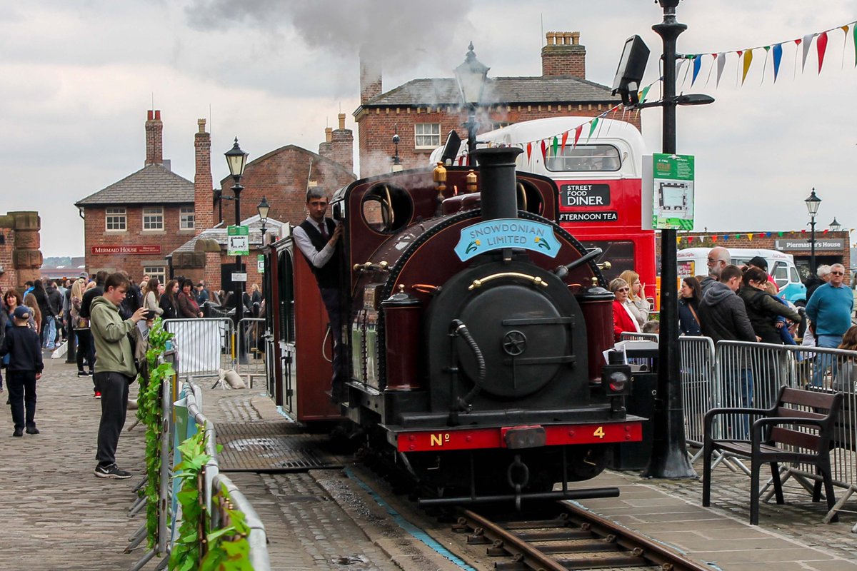 Snowdonian Limited  

(Albert Dock, Liverpool, Merseyside, July 2018)

#photography #streetphotography #eventphotography #steamengines #steamtrain #trains #festival #steamfestival #LiverpoolSteamFestival #AlbertDock #Liverpool #Merseyside