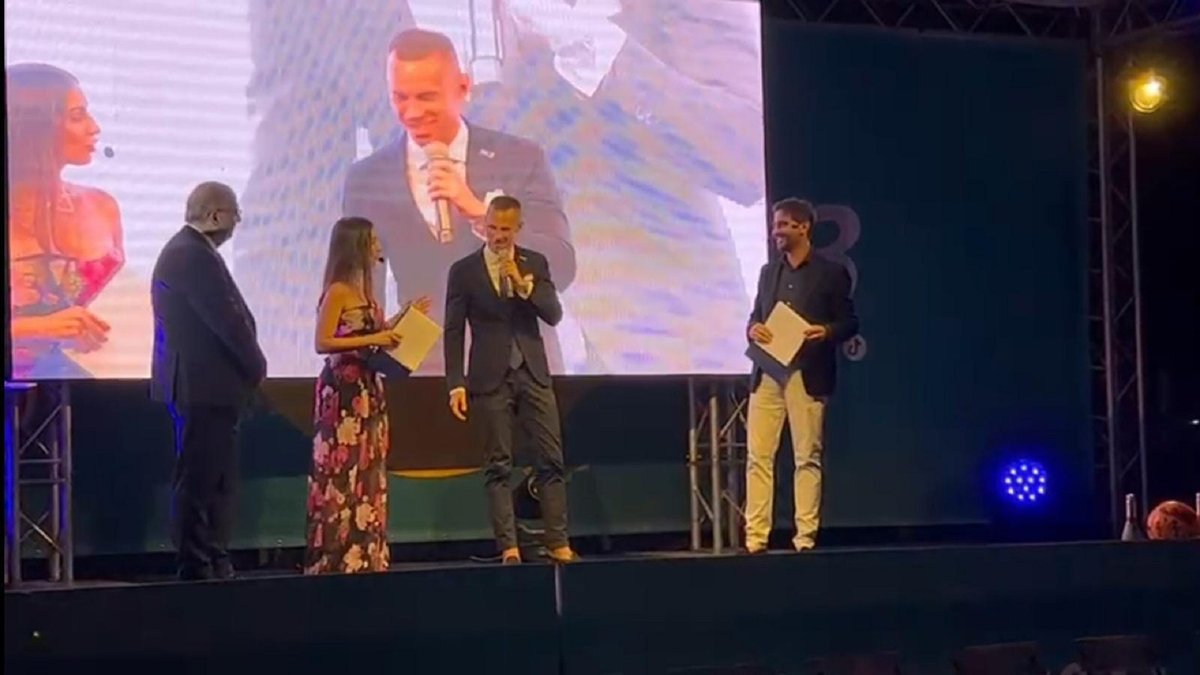 AIA_it's tweet photo. Beach Soccer Awards, riconoscimento per l’internazionale Saverio Bottalico. #CANBS #Beachsoccer #AIA #arbitri #calcio #sport https://t.co/4tpI6PlDrd