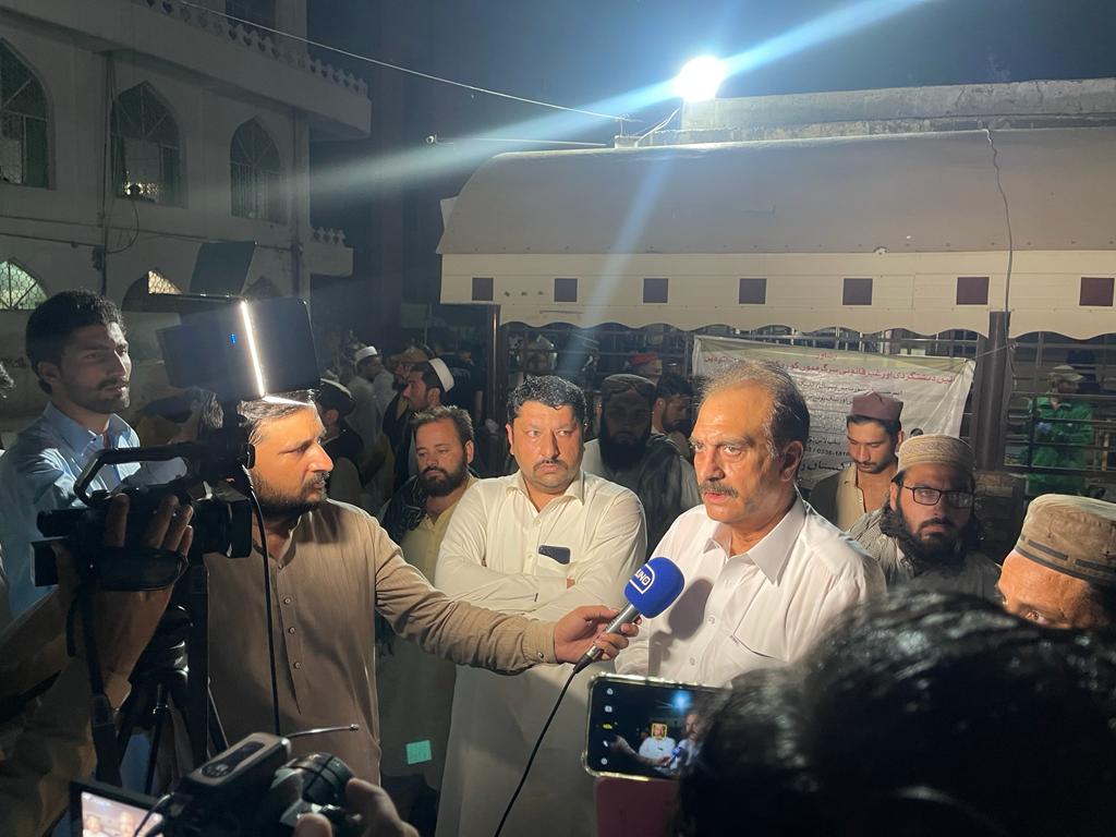 PTIKPOfficial's tweet photo. جنرل سیکرٹری پاکستان تحریک انصاف و سابق ایم پی اے باجوڑ اجمل خان کا صدر ضلع مہمند و تحصیل چیئرمین نوید احمد کے ہمراہ باجوڑ دھماکے میں زخمیوں کی عیادت کیلئے ہسپتال میں موجود!!
#PeaceForKP https://t.co/GcM8UqiHv1