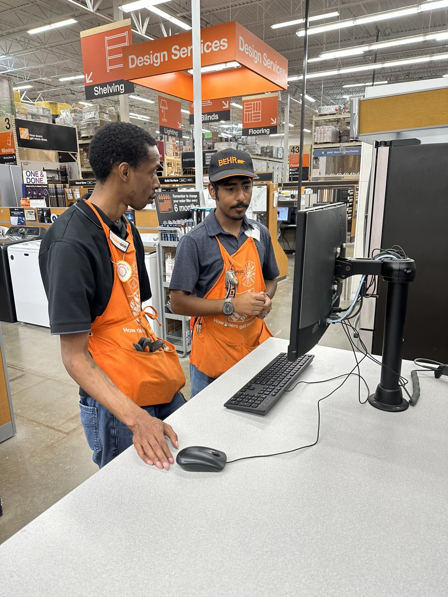 vvb9769's tweet photo. Fantastic Team Work! Carlos#23/59 Hardliner is Training Alan#94 On how to Utilized Service Connect to Enter Lead to better Assist Our Customers😍❤️ https://t.co/nfg4YS0uMD