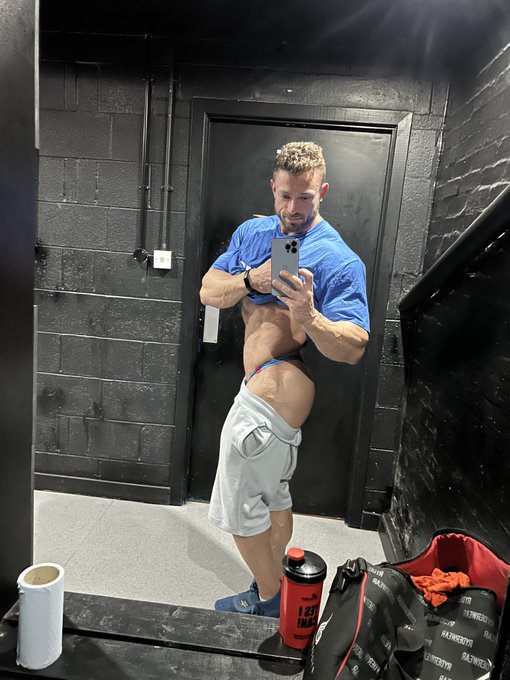 Wore this in the gym today 😇 Video at https://t.co/2cmHLfUIh4 🔞 https://t.co/eR0RBoGPq8