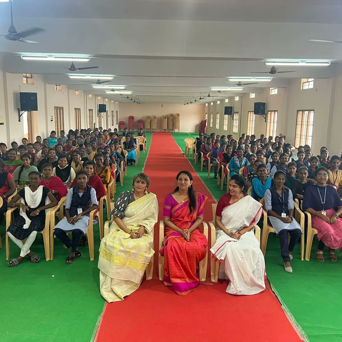 rcctowers's tweet photo. The #RotaryClubOfChennaiTowers  women’s team donated sanitary pads and taught #MenstrualHealth to rural girls at Don Basco College, Kovilpatti. They also shared tips on adolescent well-being and happiness.

 #WomensEmpowerment #RotaryClub #Hygiene #Education #DonBoscoCollege https://t.co/Jv4MSBIIWx