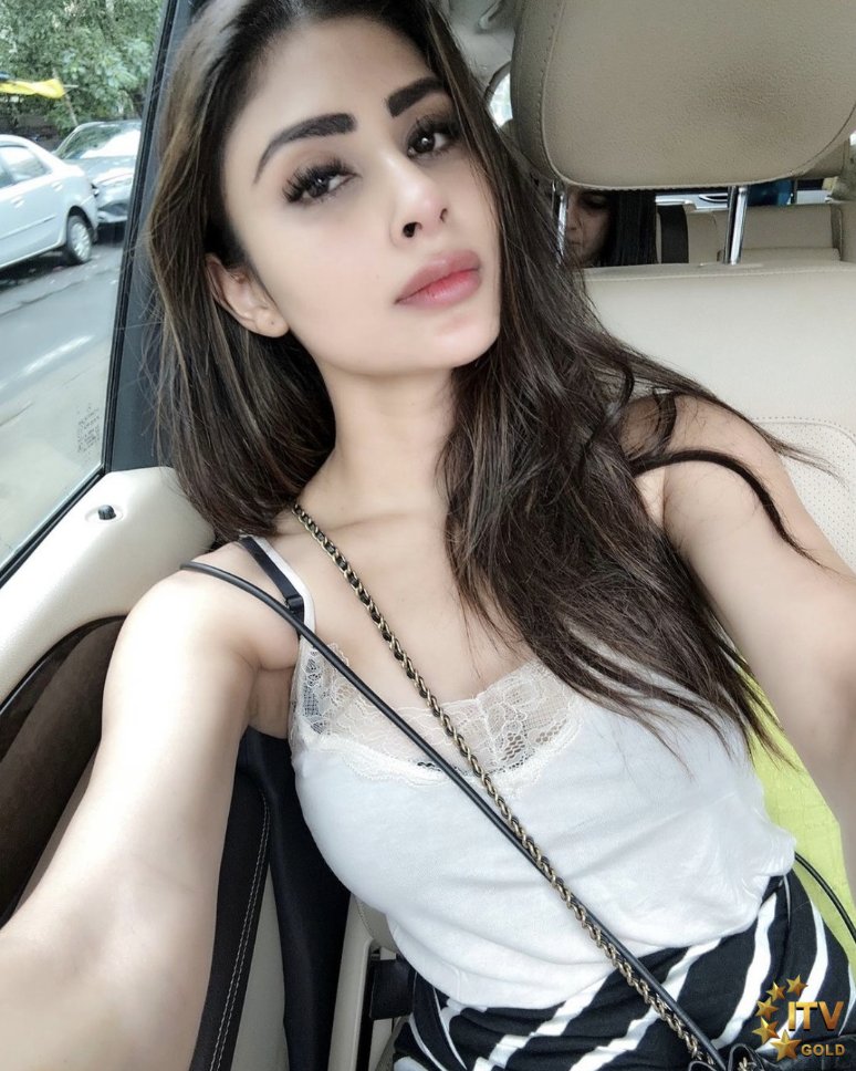 ITVGold's tweet photo. Selfie queen alert! 🤳💕
#MouniRoy perfectly acing the selfie game, capturing hearts with her stunning charm. 📸
#SelfieExpert #GorgeousBeauty #MustFollow #CelebLife #Bollywood #Entertainment #viralposts #follow #ITVGold #NewsIndiaTimes #DesiTalk #ParikhWorldWideMedia https://t.co/4FU0VIRkF5