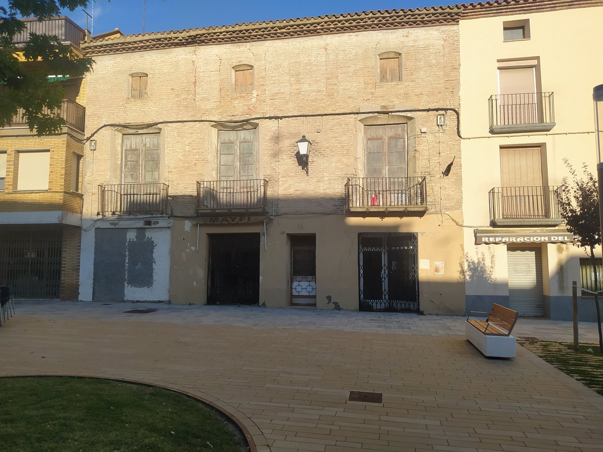 agraciatonso's tweet photo. Siempre que paso por #Binéfar ye obligau entrar-ie e ir cara t'a casa de #BenitoColl.Chusto agora, fa un lustro, astí vivié uno d'os míos momentos más bonicos chunto a la suya nieta, que ya no ye con nusatros. Charremos asabelo de Benito y prou que cal fer-lo siempre. https://t.co/WQKpy5pbJw