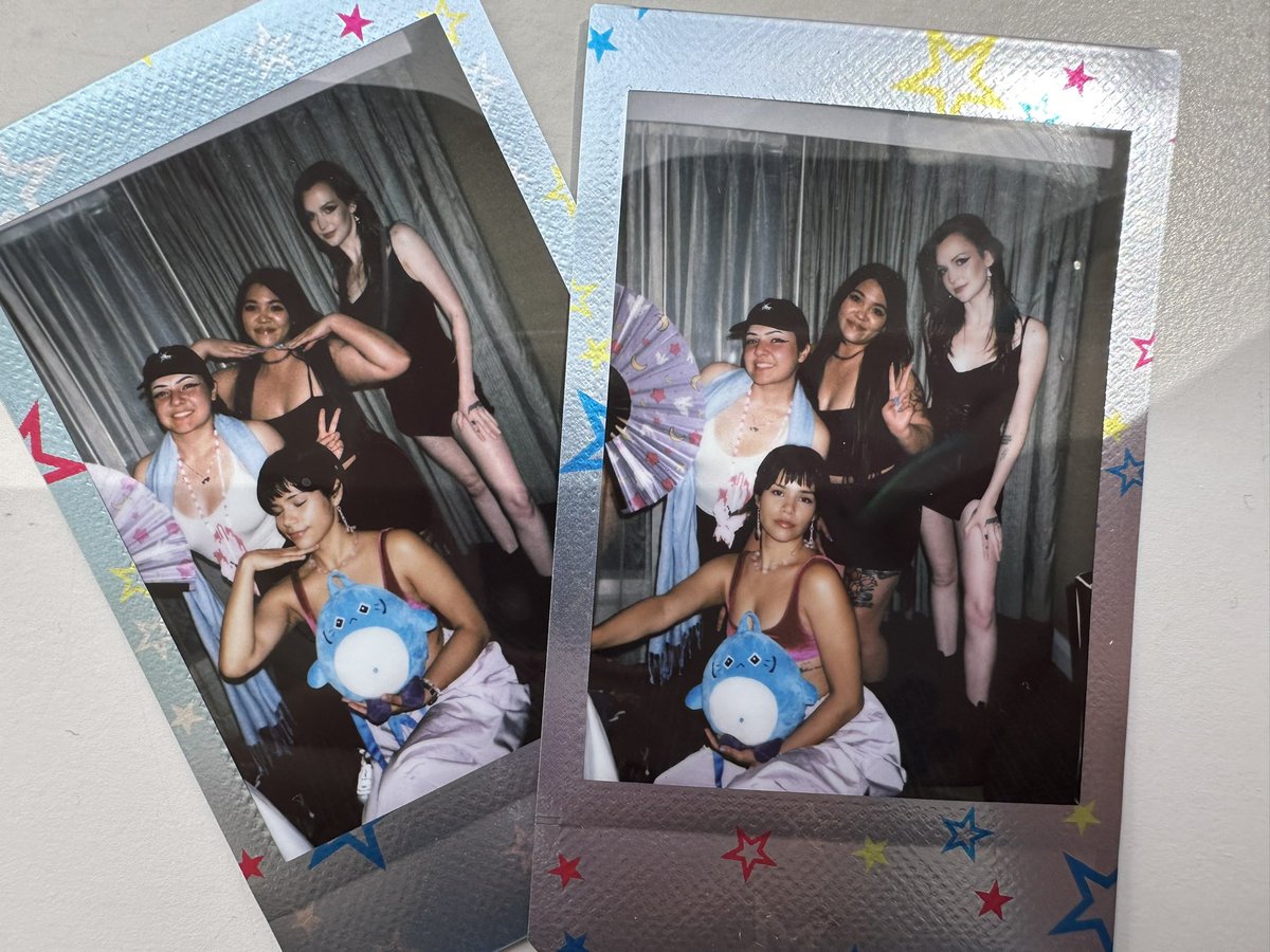 comoxhingas's tweet photo. i love my friends so much 💖 https://t.co/iTErjRWcWB
