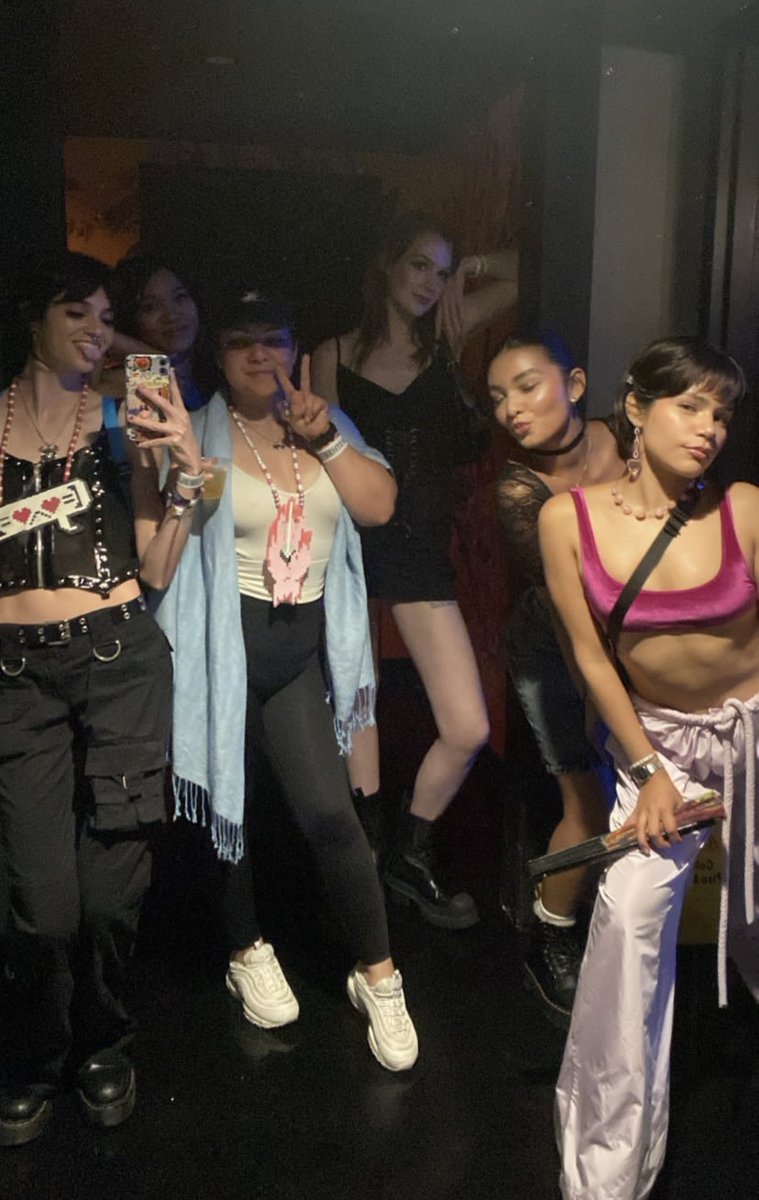 comoxhingas's tweet photo. i love my friends so much 💖 https://t.co/iTErjRWcWB