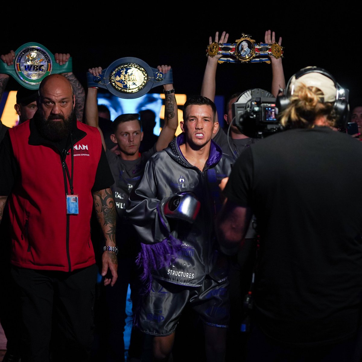 devsahni's tweet photo. 📖 𝘼𝙉 𝙐𝙉𝘿𝙀𝙍𝘿𝙊𝙂 𝙎𝙏𝙊𝙍𝙔 📖 

Liam Davies was a little known 7-0 super bantamweight prospect down on his luck and working on the bins during lockdown to make ends meet. Wheeling around the trash in the day and training at night whilst dreaming about becoming a champion.

Unexpectedly, he received an offer on 18 days notice to box for the English Bantamweight Title. Davies was not sure whether he was in shape or should take it. The opponent, Sean Cairns was the first man he would face who had a winning record and the fight would be at a weight Davies had never made as a pro.

His Dad convinced him to take the fight.

Liam Davies beat Sean Cairns and became the English Bantamweight Champion.

Since then, he has gone on to become the British, European, WBC and WBO International Champion at Super Bantamweight all within 14 fights. He has headlined his hometown arena 3 times and boxes live on TV.

Living proof that opportunity may not always knock at the right time, but if you open the door to it you can change your life 💙