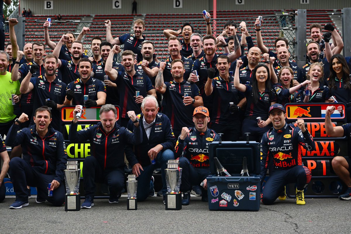 F1Katt's tweet photo. Hay que disfrutar al máximo porque no sabemos cuando nuestros ojos vean a otro Mexicano hacer historia en la F1: 

Podio # 33 de Sergio Pérez, el hombre que nunca se rinde 🇲🇽 y viva México. https://t.co/PBglhzYacl
