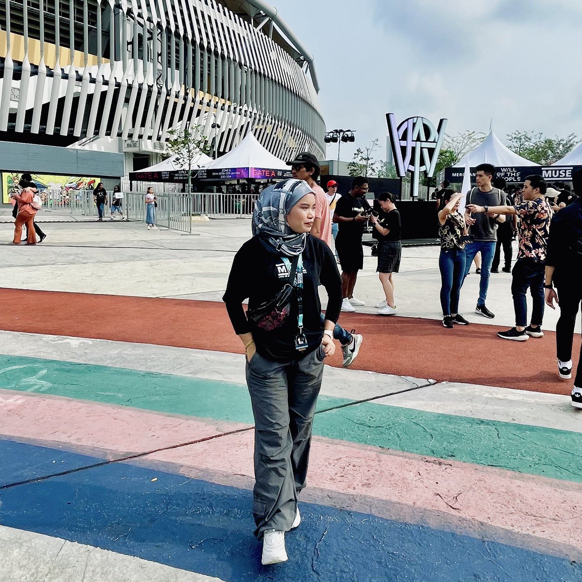 Najiehahhhhhh's tweet photo. Done Muse Live In KL π₯π€π½
Dapat record betul-2 depan Matt Bellamy π₯ Biasa orang duduk depan stage , tapi aku dapat duduk dalam pagar stage tu πβ€οΈ Thankyou @museband !!
#Muse #MuseInKL #MuseLiveInKL https://t.co/6dnAEBL83C