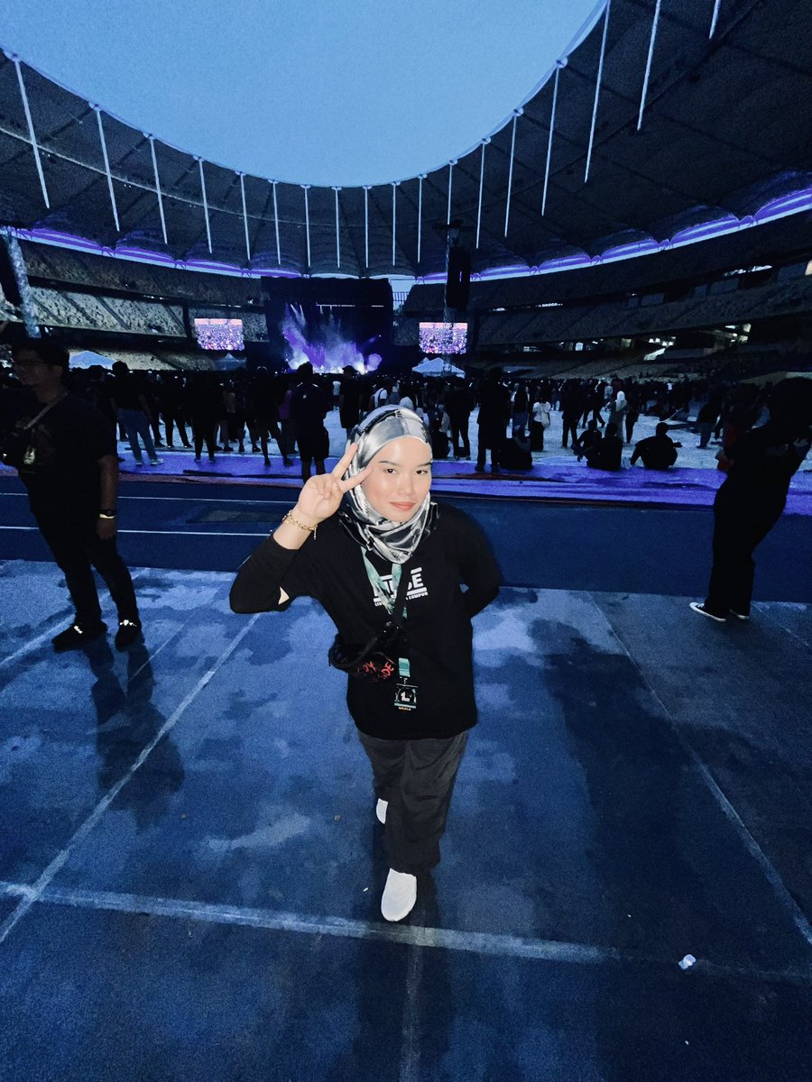 Najiehahhhhhh's tweet photo. Done Muse Live In KL π₯π€π½
Dapat record betul-2 depan Matt Bellamy π₯ Biasa orang duduk depan stage , tapi aku dapat duduk dalam pagar stage tu πβ€οΈ Thankyou @museband !!
#Muse #MuseInKL #MuseLiveInKL https://t.co/6dnAEBL83C