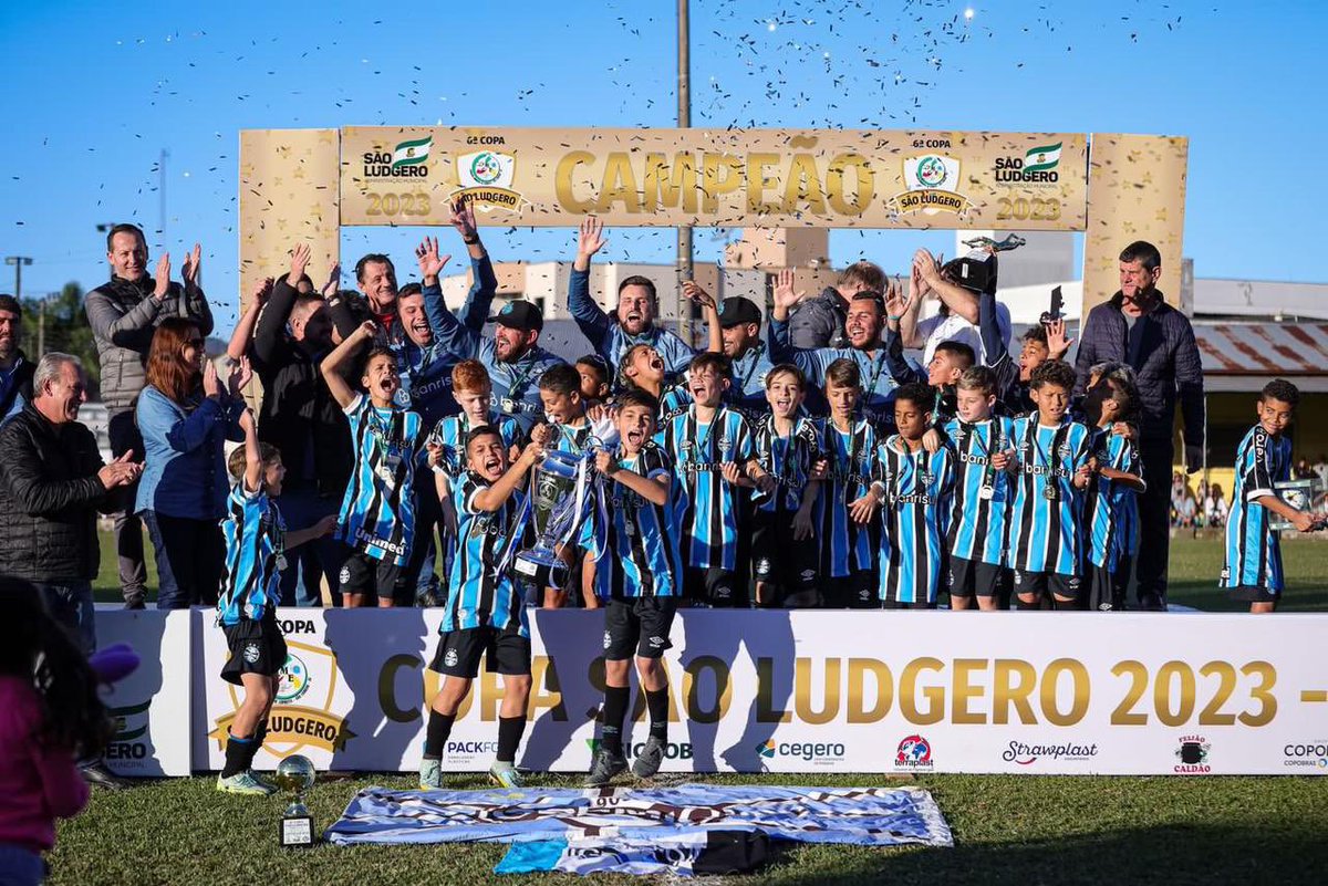 Gremio's tweet image. CAMPEÕES! 🏆🇪🇪 Em Santa Catarina, a gurizadinha do #Sub11 conquistou a Copa São Ludgero em cima do Internacional. Mais uma vitória em Gre-Nal! Nas seis finais disputadas na competição, a Escola do Grêmio ganhou cinco. É o futuro do Tricolor em campo!

📸 Fabiano Rateke