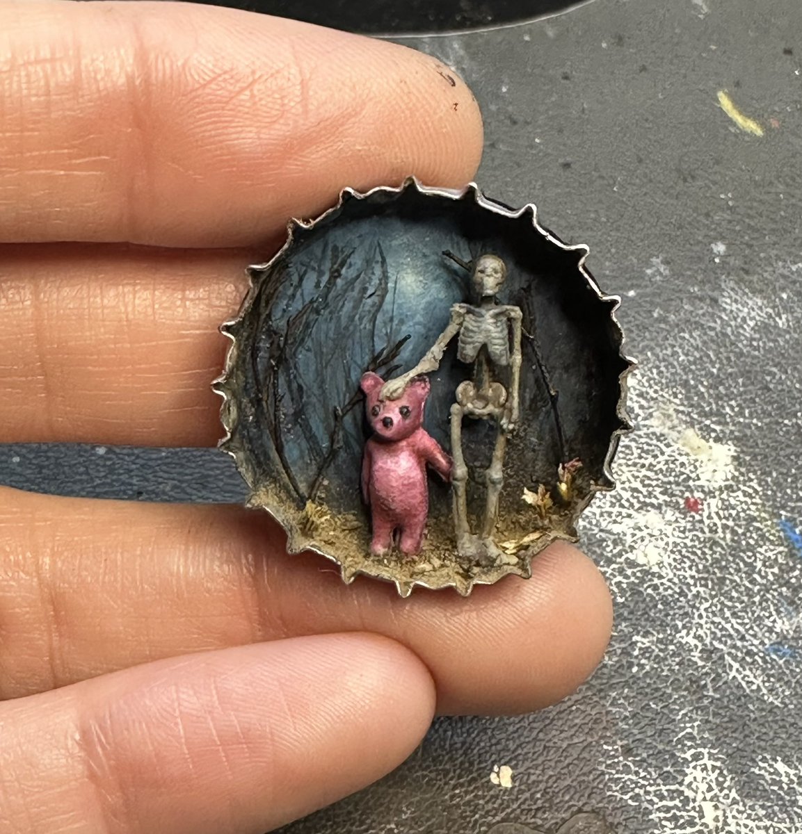 JinxedArt's tweet photo. Tiny diorama I made from a bottle cap. 🧸💀 https://t.co/q9cNFtDZsW