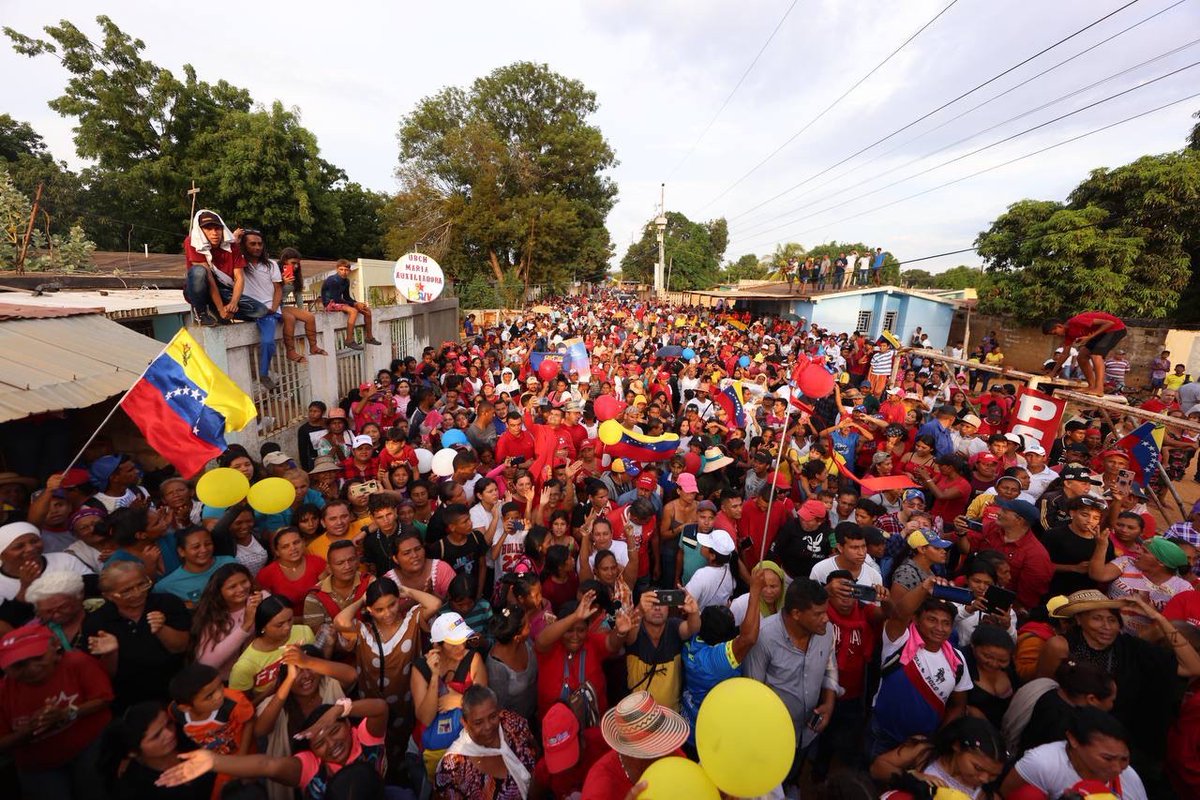 NicolasMaduro's tweet photo. Hermosas imágenes de la masiva movilizacion del pueblo de la parroquia Venancio Pulgar, municipio Maracaibo del estado Zulia. ¡Gracias a todos y todas por sus expresiones de amor y cariño! ¡Pueblo victorioso! ¡Venceremos hermanos y hermanas! https://t.co/z9DzskeSSK