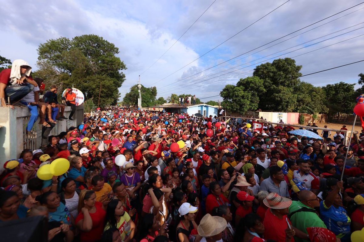Hermosas imágenes de la masiva movilizacion del pueblo de la parroquia Venancio Pulgar, municipio Maracaibo del estado Zulia. ¡Gracias a todos y todas por sus expresiones de amor y cariño! ¡Pueblo victorioso! ¡Venceremos hermanos y hermanas!