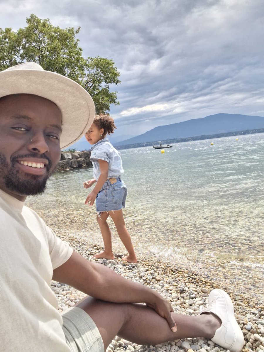 PascalMurasira's tweet photo. UMUNSI WA 5 mumuhanda:
Hatahiwe mu byaro byi Geneve kukiyaga cya Leman, ikinini muburengerazuba bwuburayi.
Ejo mbere yo kwambuka mubufaransa nzabasangiza amwe mumasomo nkuye muri iki gihugu cyimisozi nkiyiwacu.
Tugumane.
#vacationadvantures #lessonsontheroad https://t.co/QJkuqZEg9a